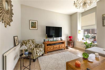 Bottom Flat, 7 Tower Knowe, Hawick, TD9 9DQ - image 2