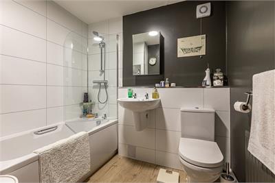 Bottom Flat, 7 Tower Knowe, Hawick, TD9 9DQ - image 13