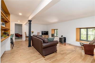 138/6 Calton Road, Edinburgh, EH8 8DP - image 2