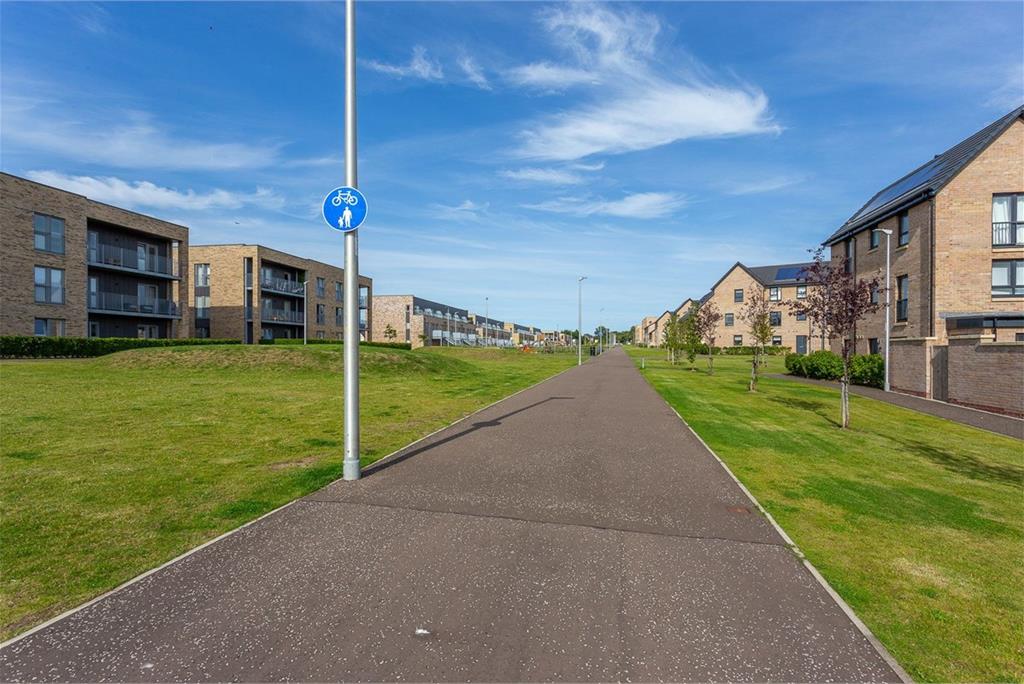 32 Mauseley Park,
Edinburgh,
EH4 8FB - image 25