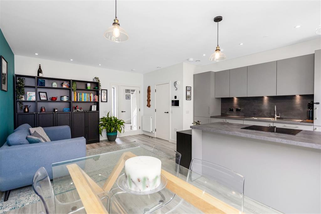 22 South Carron Crescent, Leith, Edinburgh, EH6 7FX - image 4