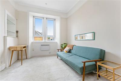 21 (3F2), Milton Street, Abbeyhill, Edinburgh, EH8 8HA - image 2
