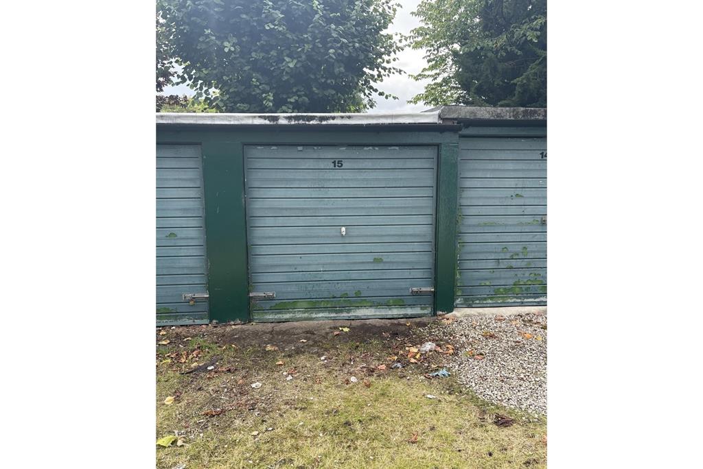 Garage 15, 15 Salisbury Road, Newington, Edinburgh, EH16 5AA - image 1