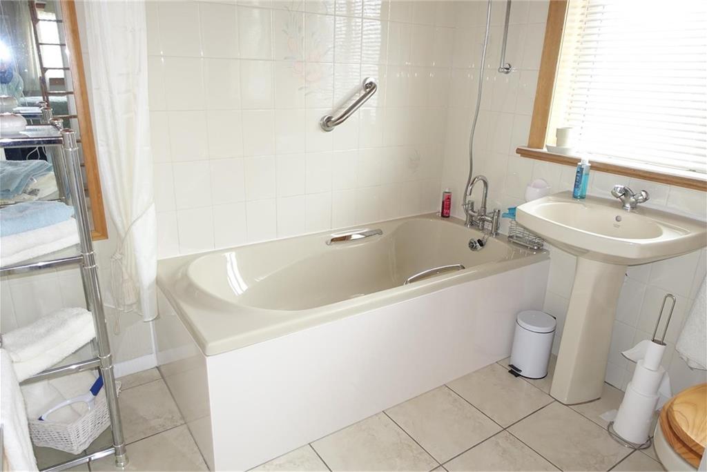 39 Nether Currie Road, Currie, EH14 5HX - image 10