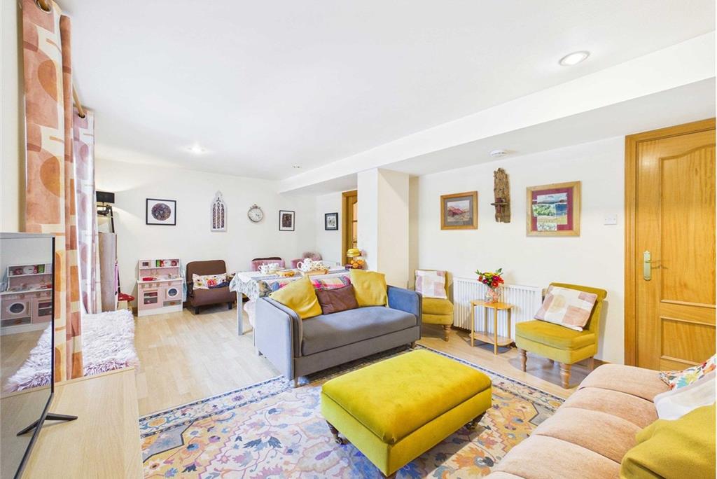 Flat 29, 102 Commercial Street, Leith, Edinburgh, EH6 6LS - image 3