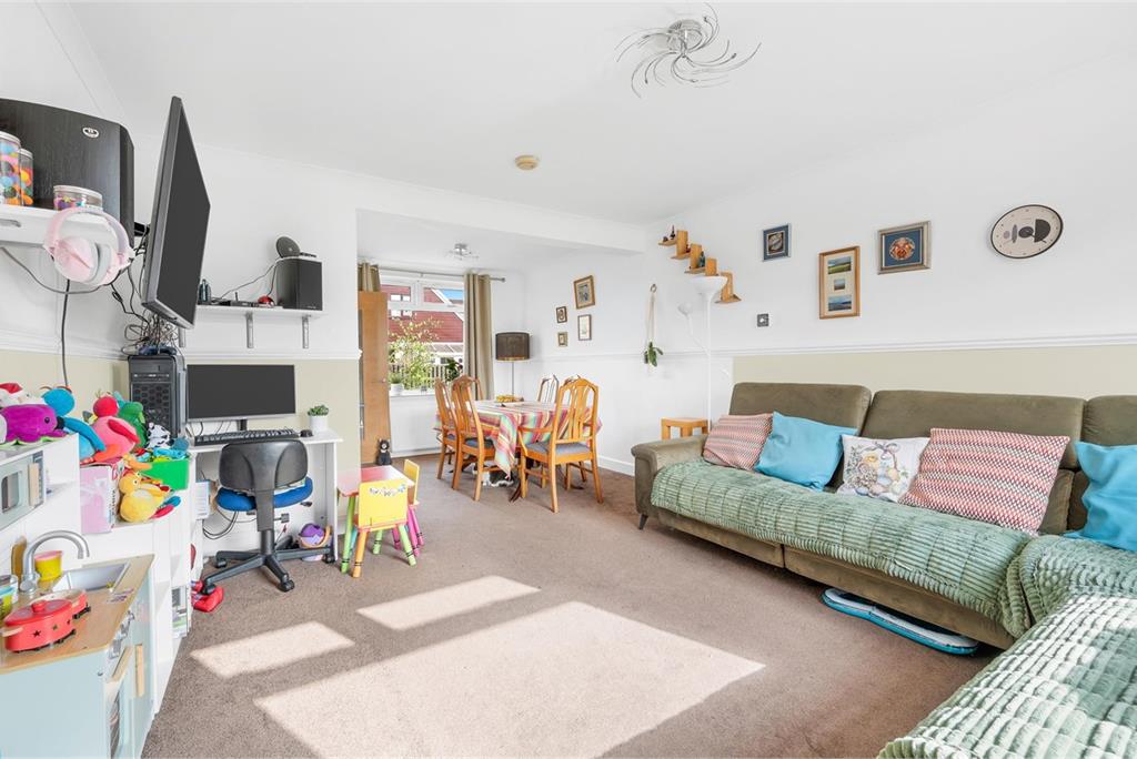 4 Woodbank Grove,
Comrie,
Dunfermline,
KY12 9XP - image 3