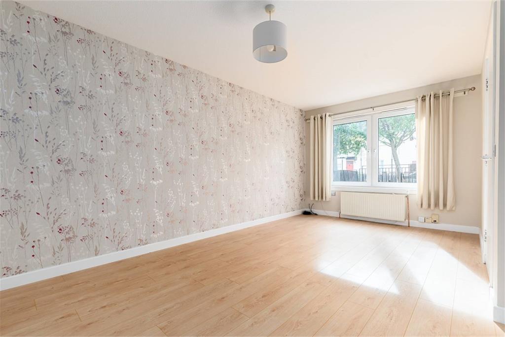 63 Clovenstone Park,
Edinburgh,
EH14 3EY - image 2