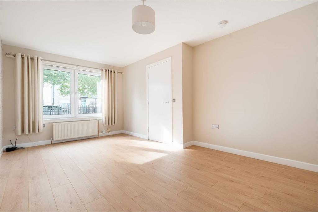 63 Clovenstone Park,
Edinburgh,
EH14 3EY - image 3