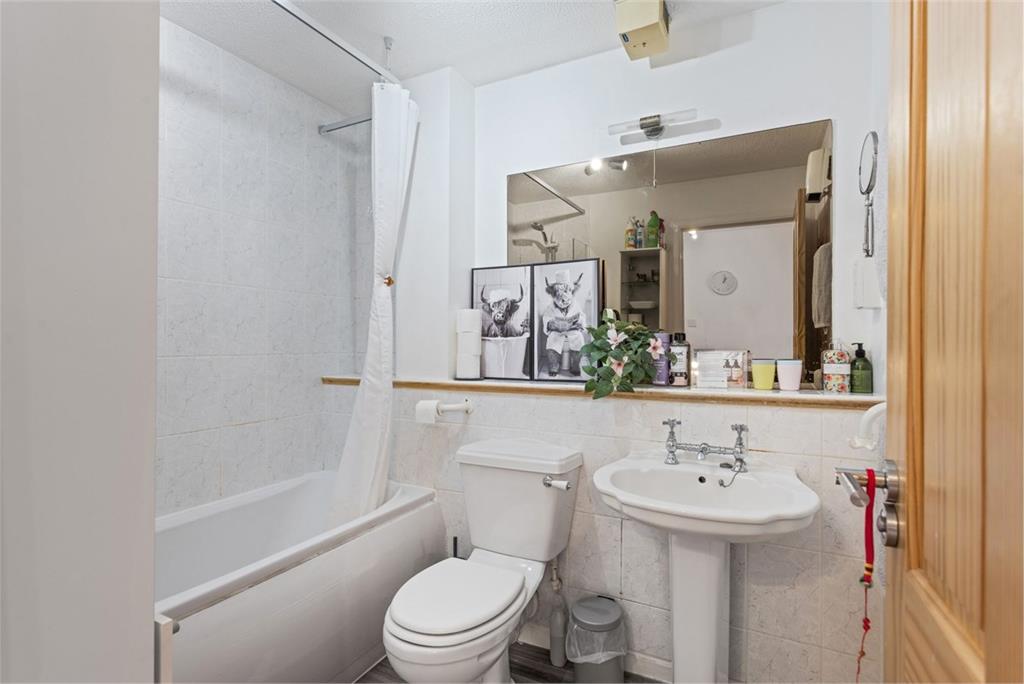 43/8 Lochrin Place, Edinburgh, EH3 9RB - image 10