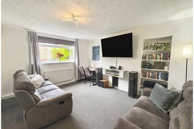 16 Innerwood Road,
Kilwinning,
KA13 7DX - image 2