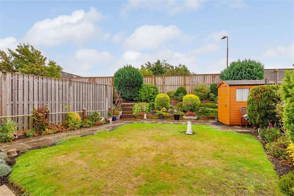73 South Gyle Gardens, Edinburgh, EH12 7SA - image 2