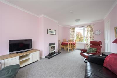 16 Stewart Crescent, Currie, EH14 5SE - image 2