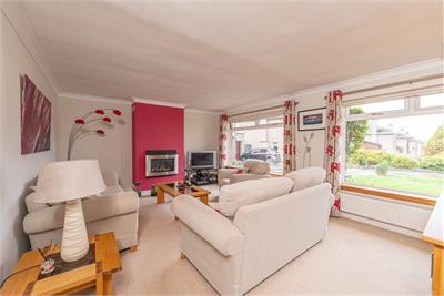 16 Muir Wood Grove, Currie, EH14 5HA - image 2