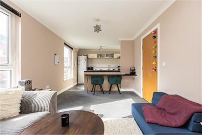22/2 Ferry Gait Crescent, Edinburgh, EH4 4GR - image 2