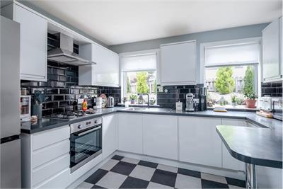 36 Ladhope Crescent, Galashiels, TD1 2BN - image 3