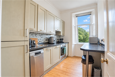 Flat 2R, 13 Charles Street, Largs, KA30 8HJ - image 6