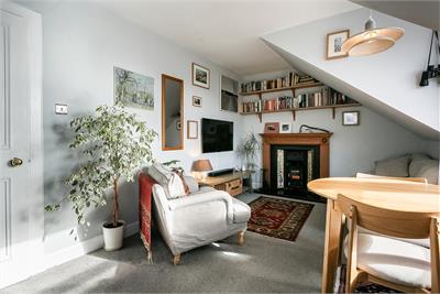 8/2 Summerside Place, Edinburgh, EH6 4PA - image 2