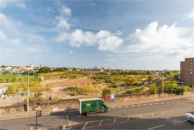 2/5 Meadowbank Place, Edinburgh, EH8 7AW - image 26