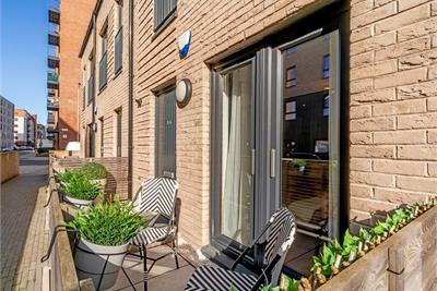 23 Pillans Place, Leith, Edinburgh, EH6 7FH - image 2