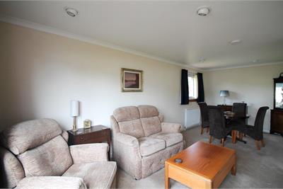 2 Kingston Grove, Bishopton, PA7 5DE - image 3