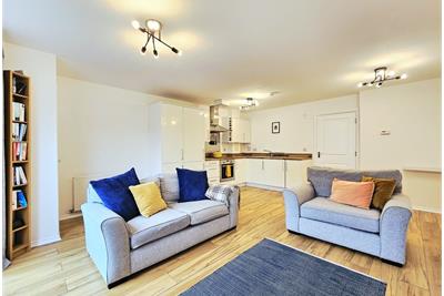 Flat 8, 1 Lochend Park View, Edinburgh, EH7 5FB - image 3