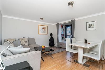 5/6 Rennie's Isle, Leith, Edinburgh, EH6 6QA - image 2
