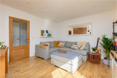 6 Watson Crescent Lane, EH11 1FB - image 2