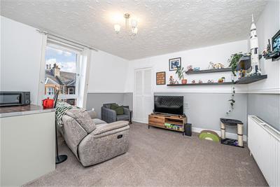 18A First Floor Left, Shamrock Street, Dunfermline, KY12 0JQ - image 2