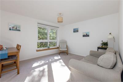 2/5 Rodney Place, Bellevue, EH7 4FR - image 2