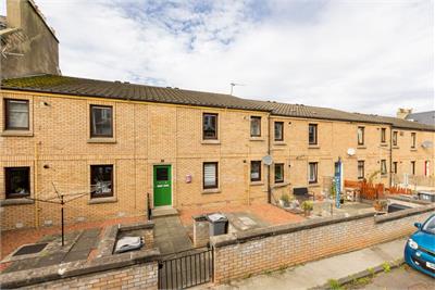 15/2 Fingzies Place, Leith Links, EH6 8AW - image 1