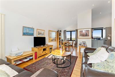 8/16 Meggetland Square, Edinburgh, EH14 1XP - image 2