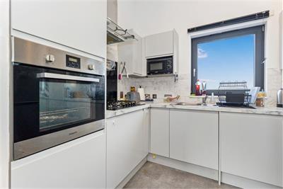 8/16 Meggetland Square, Edinburgh, EH14 1XP - image 9