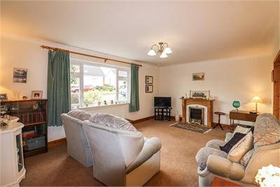 8 Broom Drive, Dalbeattie, DG5 4RB - image 2