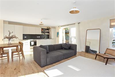 24 (flat 4), Pillans Place, Leith, Edinburgh, EH6 7DE - image 2
