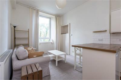 53 (1F4) Albert Street, Edinburgh, EH7 5LN - image 1