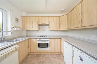 Flat 2/1 Clark Place, Edinburgh, EH5 3BQ - image 6