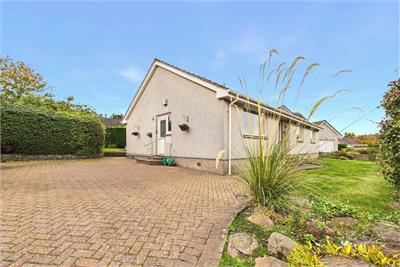 10 Cairnsden Gardens, St. Andrews, KY16 8SQ - image 1