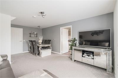 8 Blair Road, East Calder, EH53 0TU - image 3