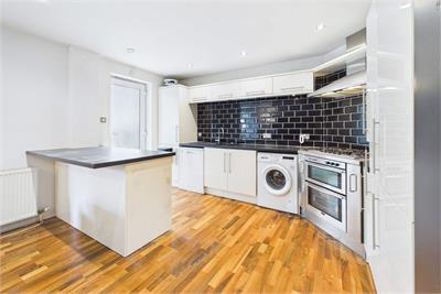 1/2 Portland Gardens, The Shore, Edinburgh, EH6 6NA - image 1