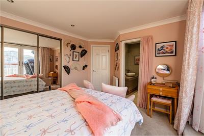 5/9 Rennie's Isle, Edinburgh, EH6 6QA - image 17