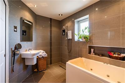 5/9 Rennie's Isle, Edinburgh, EH6 6QA - image 24