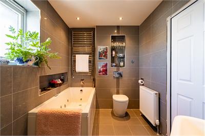 5/9 Rennie's Isle, Edinburgh, EH6 6QA - image 25