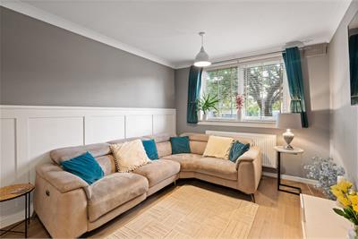17 Hillpark Wood, Edinburgh EH4 7TA - image 2