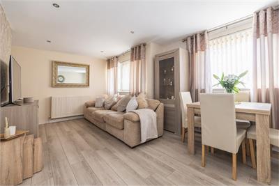 52/1 Dochart Drive, Edinburgh, EH4 7LU - image 2