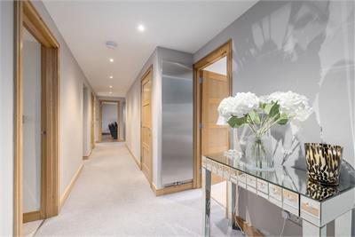 6 (flat 16), Succoth Court, Ravelston, Edinburgh, EH12 6BY - image 2