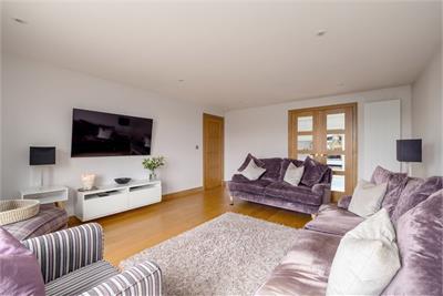 6 (flat 16), Succoth Court, Ravelston, Edinburgh, EH12 6BY - image 4