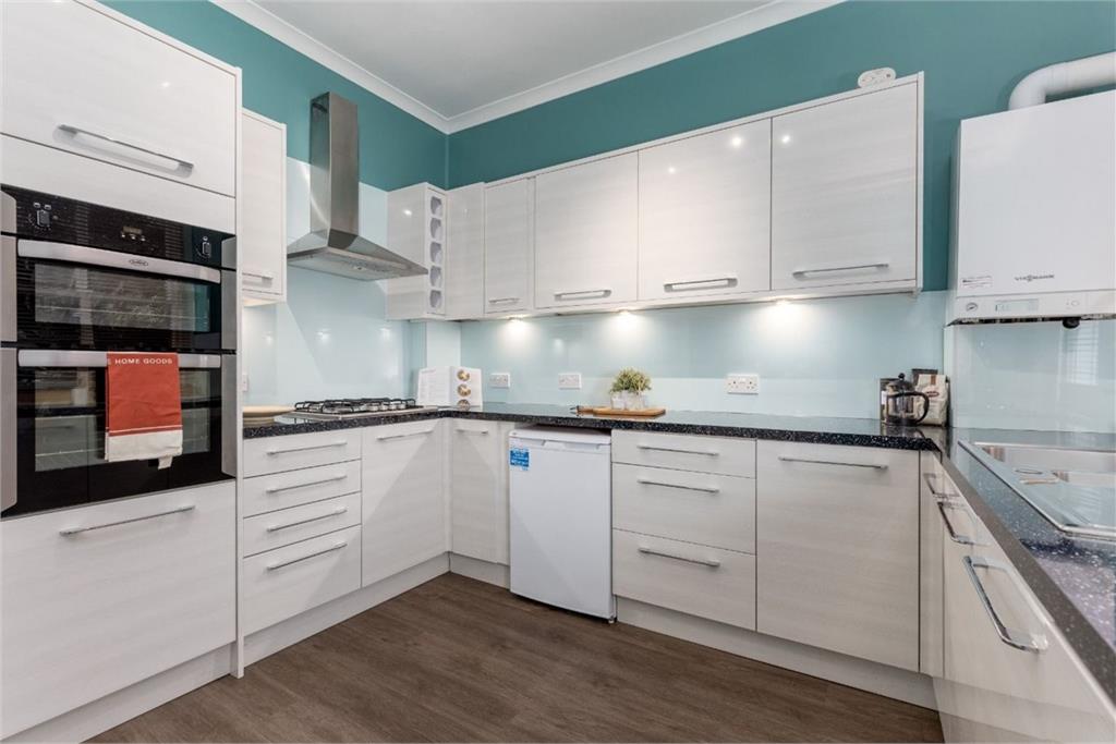 3 bed garden & ground flat for sale in New Town