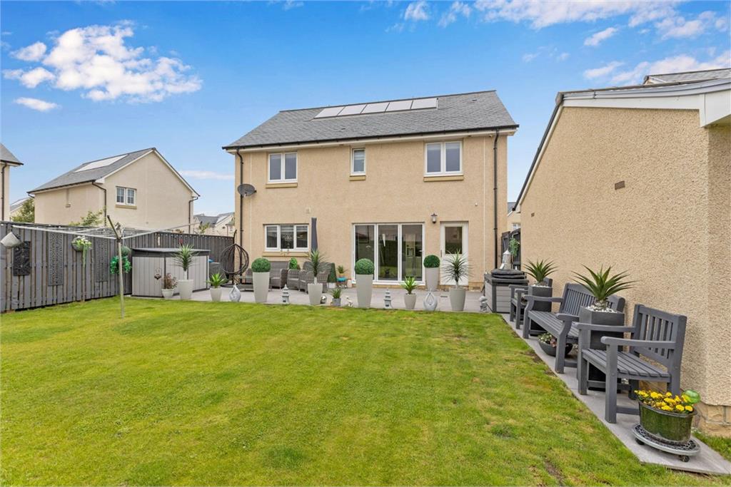 House with a big garden for sale in Midlothian