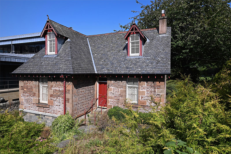 6. A detached cottage offering city living in Edinburgh