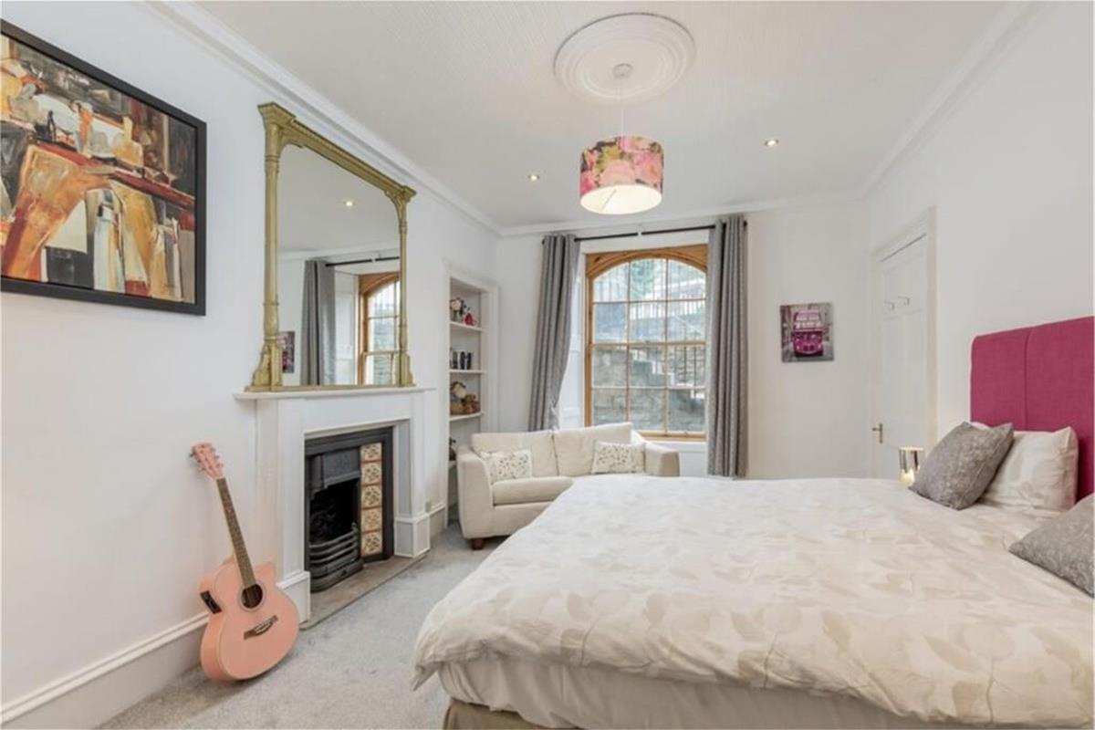 Garden flat for sale in New Town